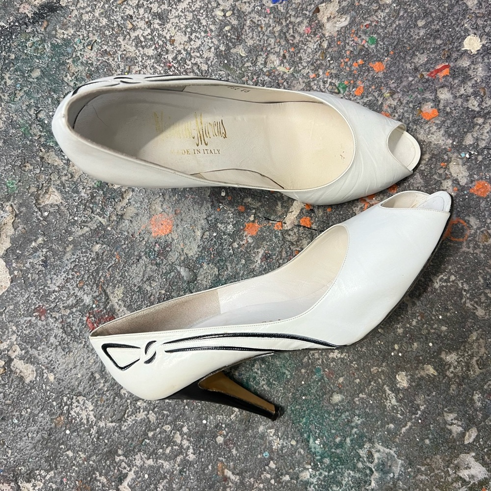 Vintage Bruno Magli White Pumps Peep Toe Black Bow 80s Italy Size 8 7.5